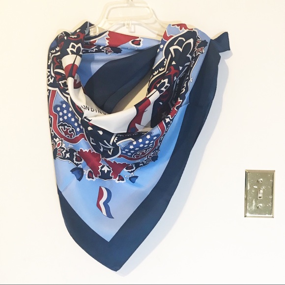 Vineyard Vines Accessories - Vineyard Vines “Founding Member” scarf.